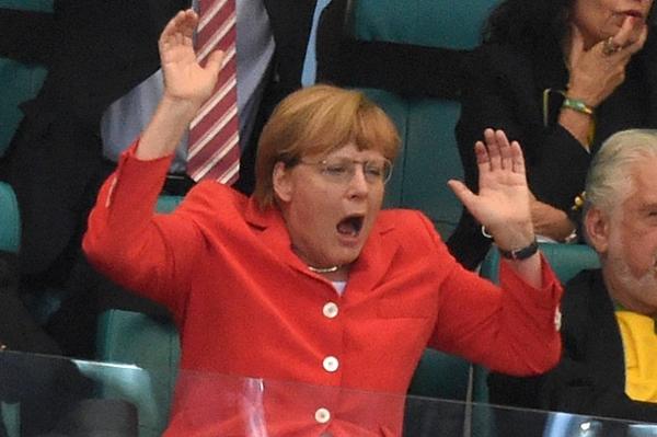 Thủ Tướng Merkel bất chấp ngoại giao đứng "la hét" muốn bể sân banh luôn